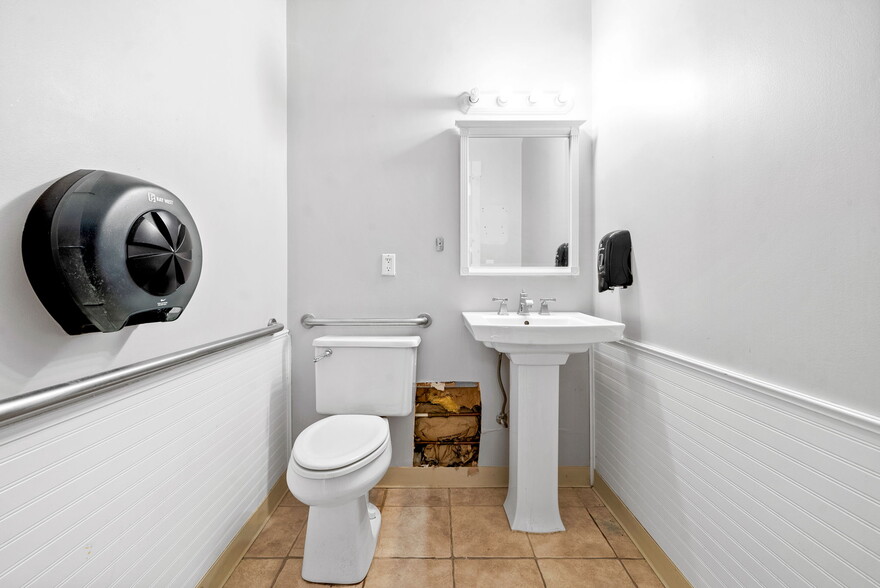 More Photos Of 131 Corporate Dr, Clarksville Flex For Lease