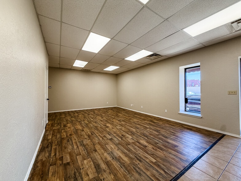 More Photos Of 120 S Rock Island Ave, El Reno Storefront Retail Office For Lease