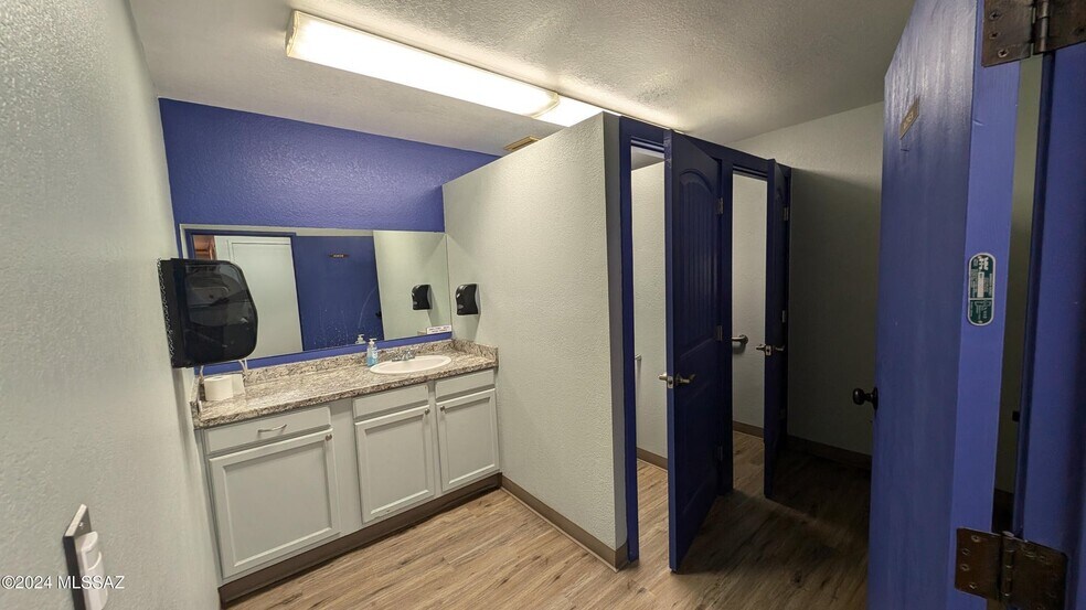 More Photos Of 2901 N Country Club Rd, Tucson Freestanding For Sale