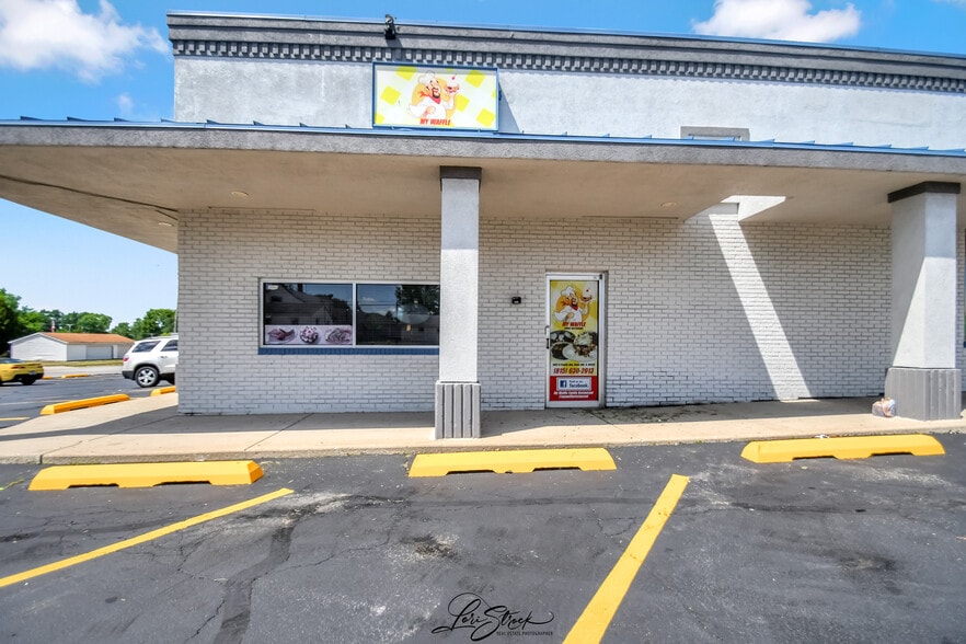 More Photos Of 800 Theodore, Crest Hill Convenience Store For Sale