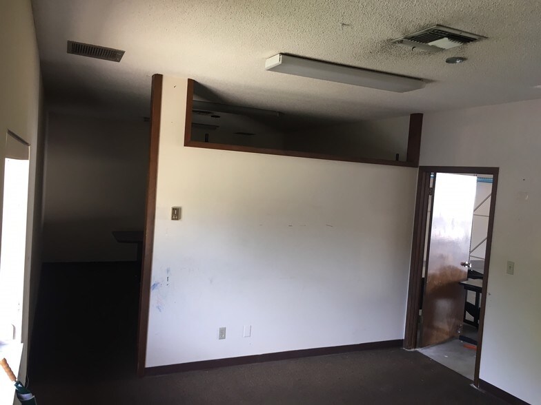 More Photos Of 174 Semoran Commerce Pl, Apopka Light Distribution For Lease