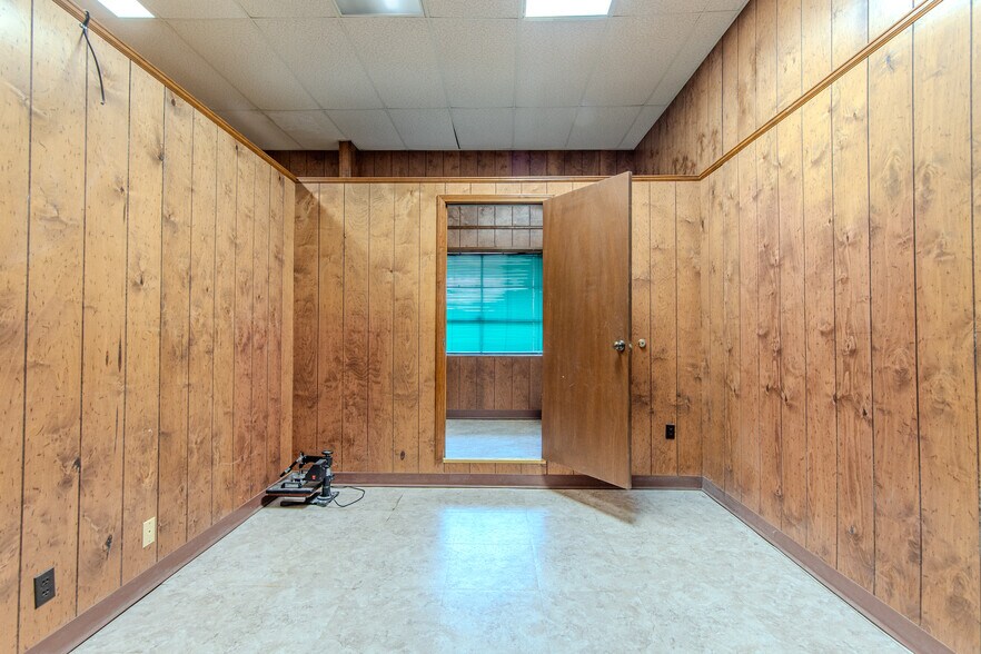 More Photos Of 126 E Main St, Adamsville Storefront For Sale