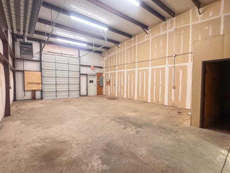 More Photos Of 3561-3569 MacDonnell Dr, Norman Warehouse For Lease