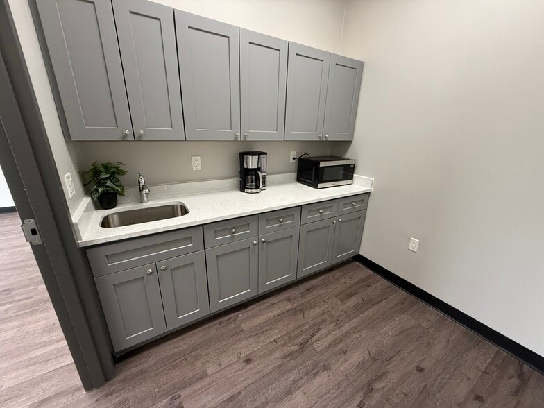 More Photos Of 11574 E Gondola St, Sharonville Warehouse For Lease