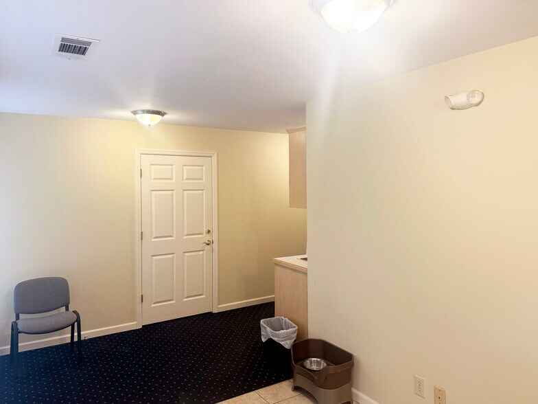 More Photos Of 1461 White Cir, Marietta Warehouse For Lease