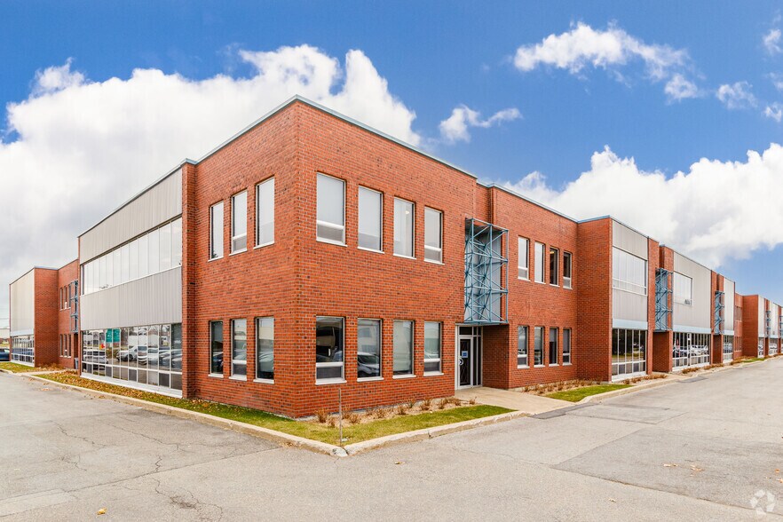 More Photos Of 5750-5850 Rue Cypihot, Montréal Warehouse For Lease