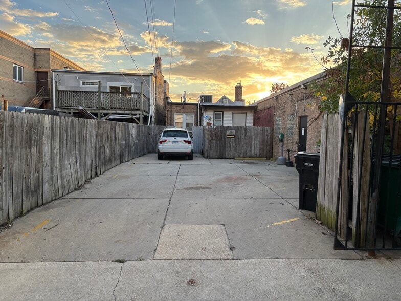 More Photos Of 3632-3652 N Cicero Ave, Chicago Showroom For Sale