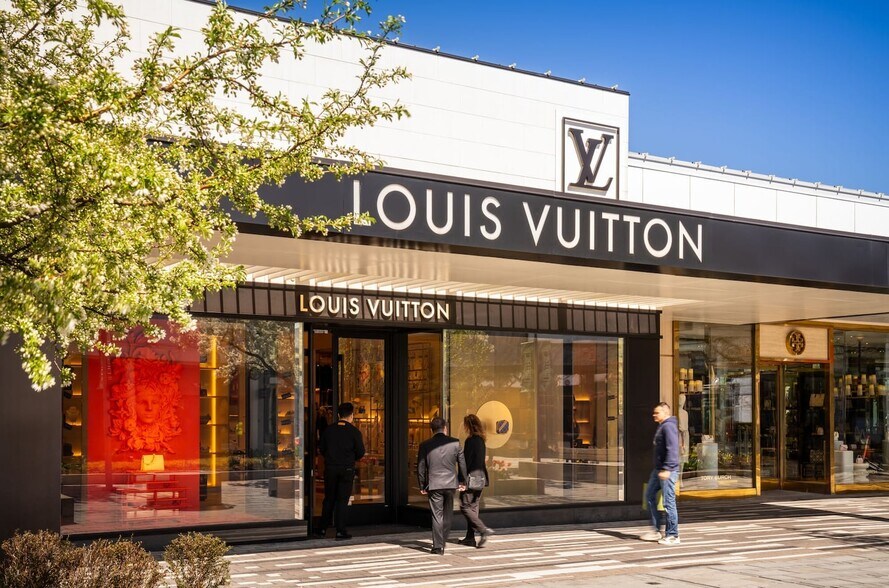 More Photos Of 2-564 Oakbrook Ctr, Oak Brook Unknown For Lease