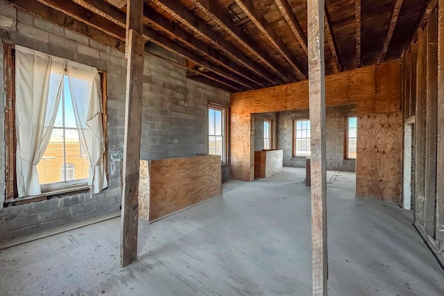 More Photos Of 706 N Main St, Columbia Office Residential For Sale