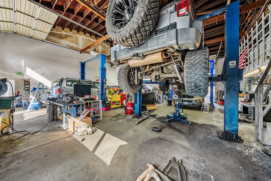 More Photos Of 3811 Crater Lake Hwy, Medford Warehouse For Sale