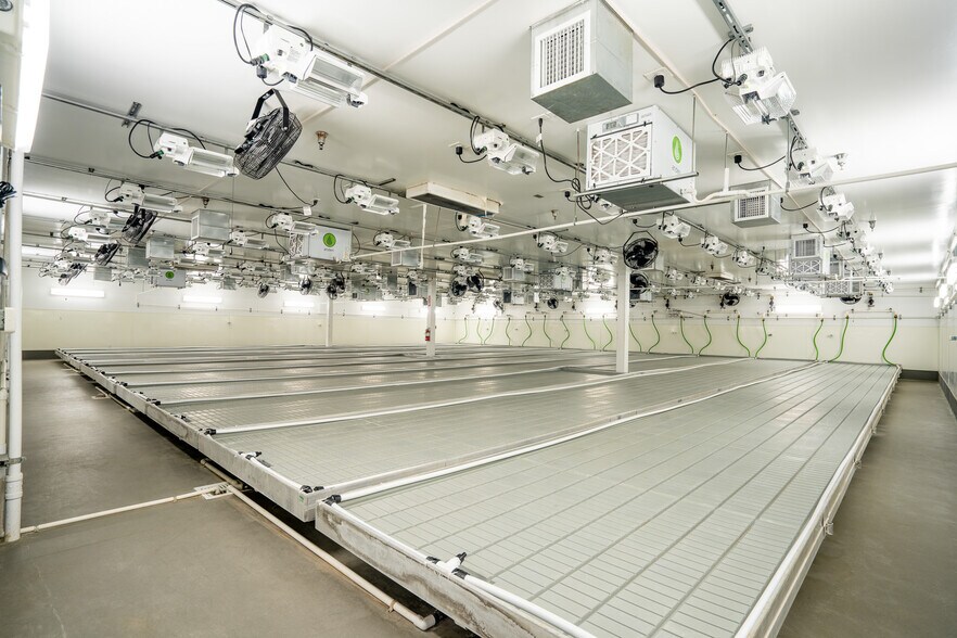 More Photos Of 19533 McLane St, Palm Springs Distribution For Sale