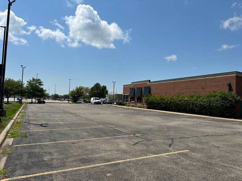 More Photos Of 900 Riverside Dr, East Peoria Restaurant For Sale