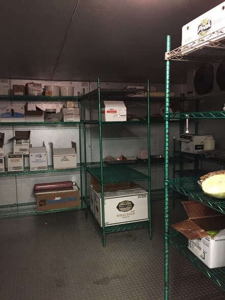 More Photos Of 139 Riverside Dr, Thompson Freestanding For Sale