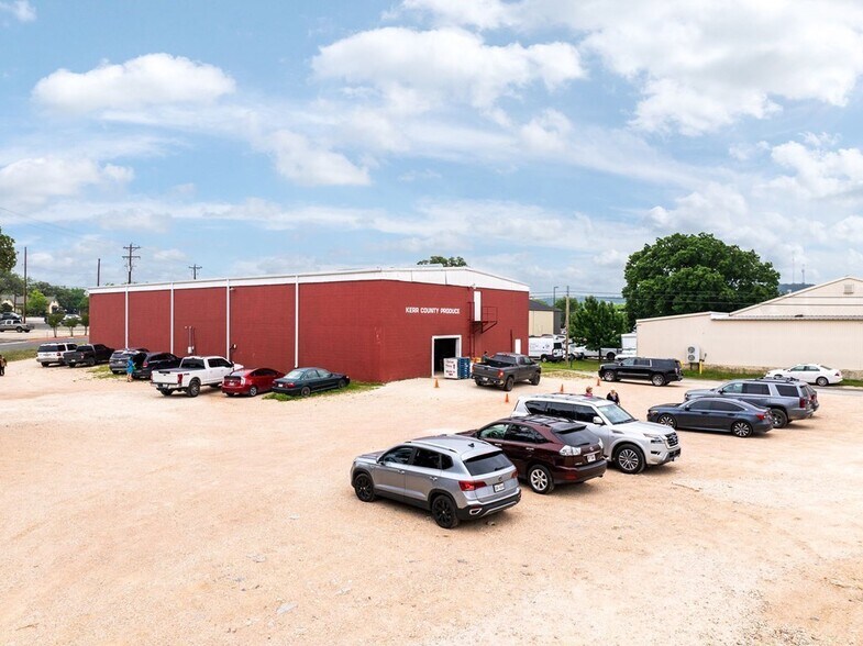 More Photos Of 1100 Water St, Kerrville Warehouse For Sale