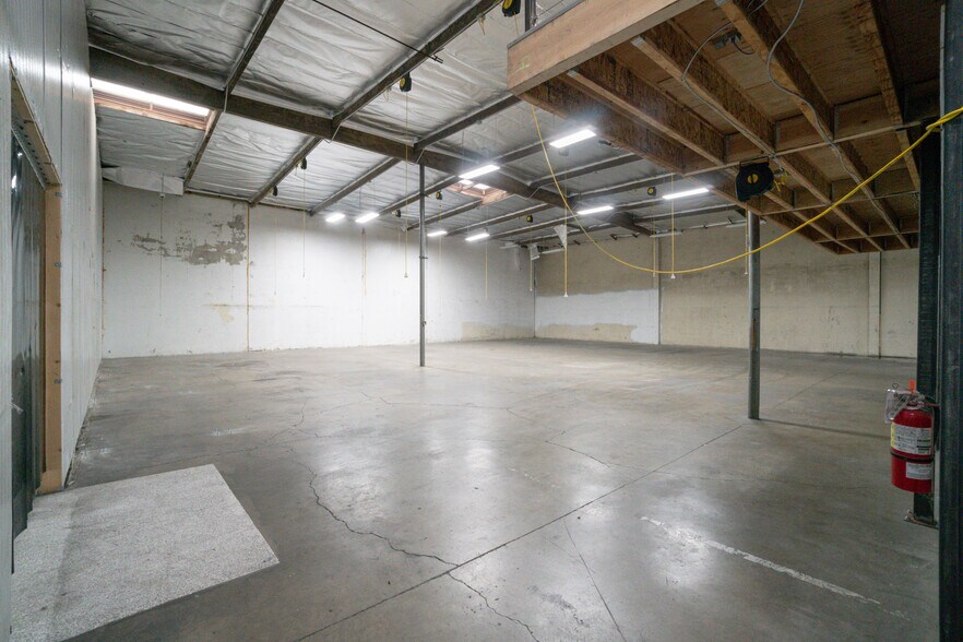 More Photos Of 13501 S Main St, Los Angeles Warehouse For Lease
