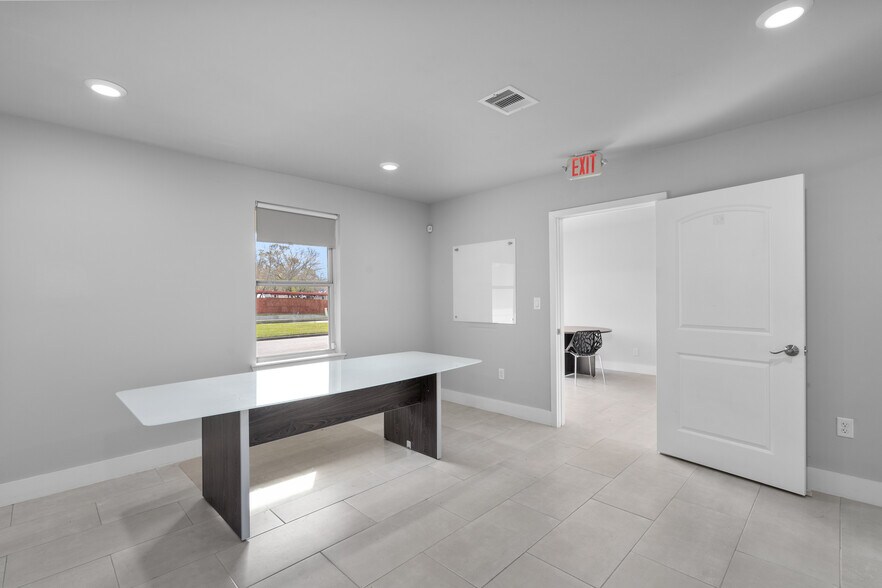 More Photos Of 15605 Woodforest Blvd, Channelview Office For Lease