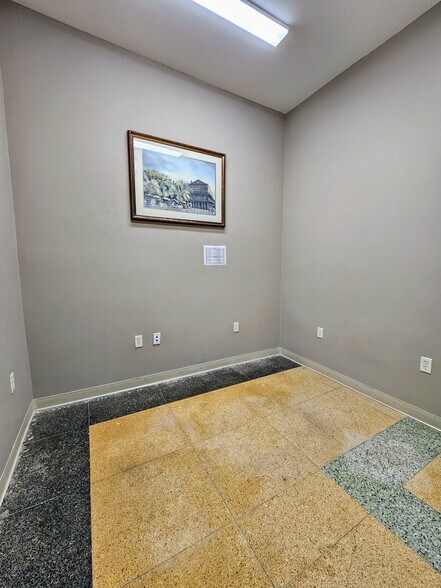 More Photos Of 7701 Saint Bernard Hwy, Arabi Office For Sale