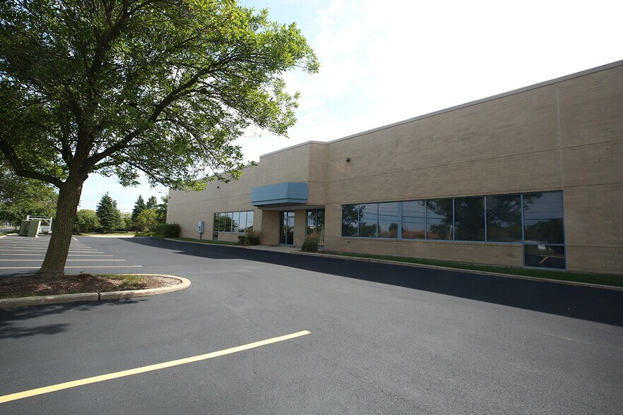 More Photos Of 1001-1015 Commerce Ct, Buffalo Grove Warehouse For Lease