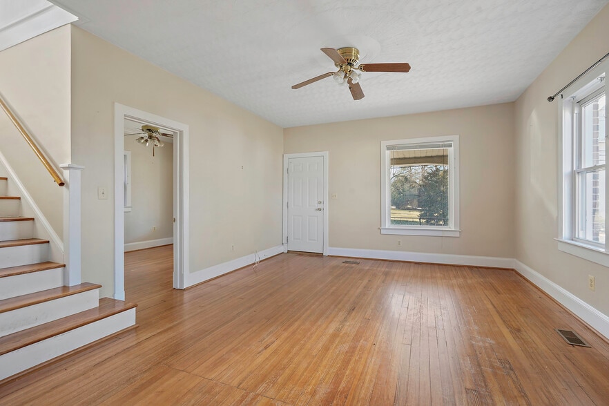 More Photos Of 41 E Colonial Hwy, Hamilton Freestanding For Sale