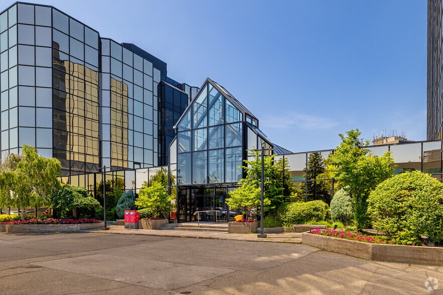 More Photos Of 1 Av Holiday, Pointe-claire Office For Lease