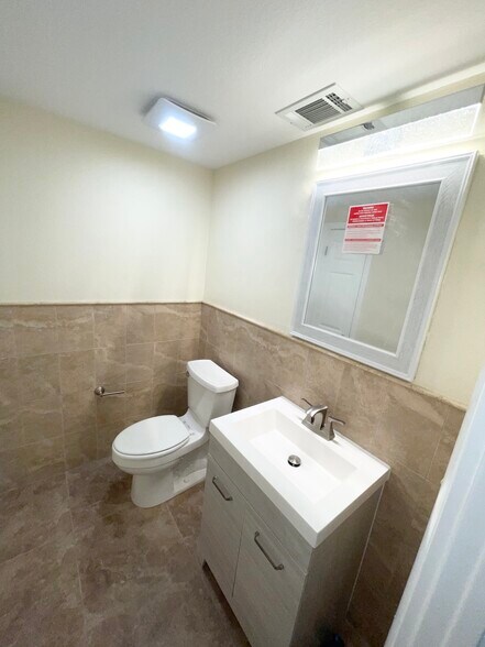 More Photos Of 1155 NE Cleveland St, Clearwater Office Residential For Lease