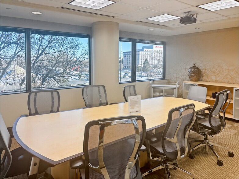 More Photos Of 5250 Old Orchard Rd, Skokie Coworking Space