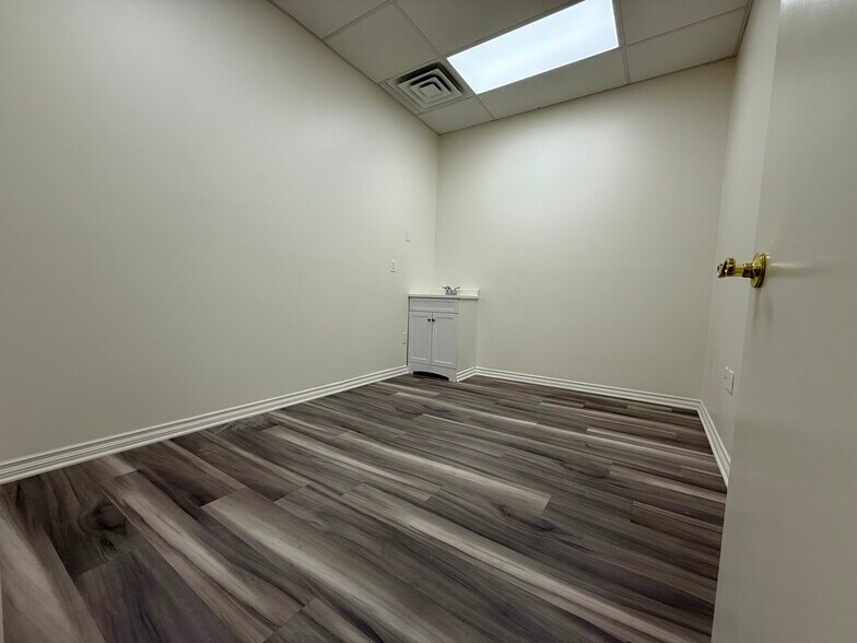 More Photos Of 20011 Ventura Blvd, Woodland Hills Medical For Lease