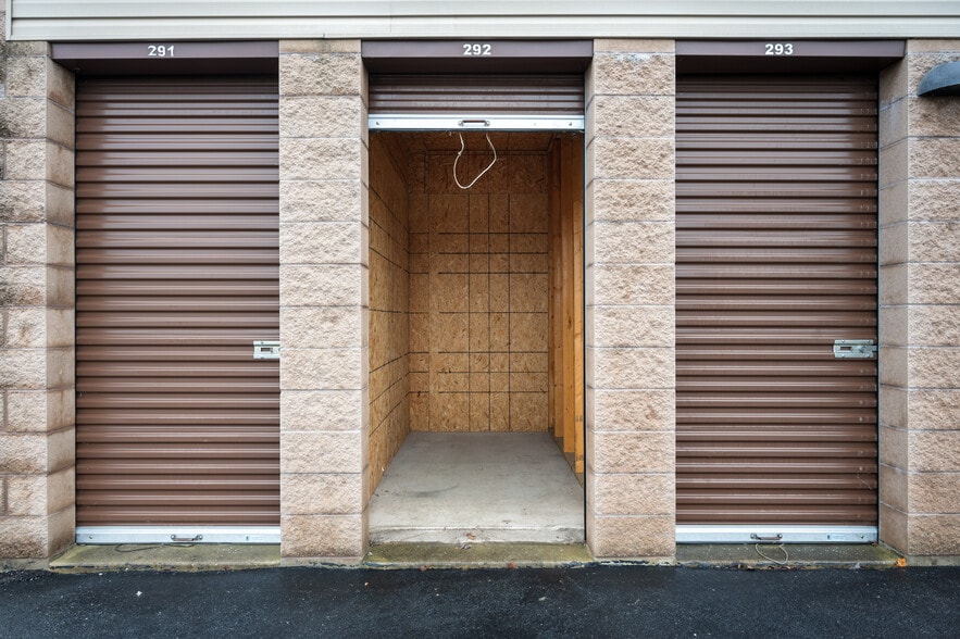 More Photos Of 14 Whittington Dr, Brownsburg Self Storage For Sale