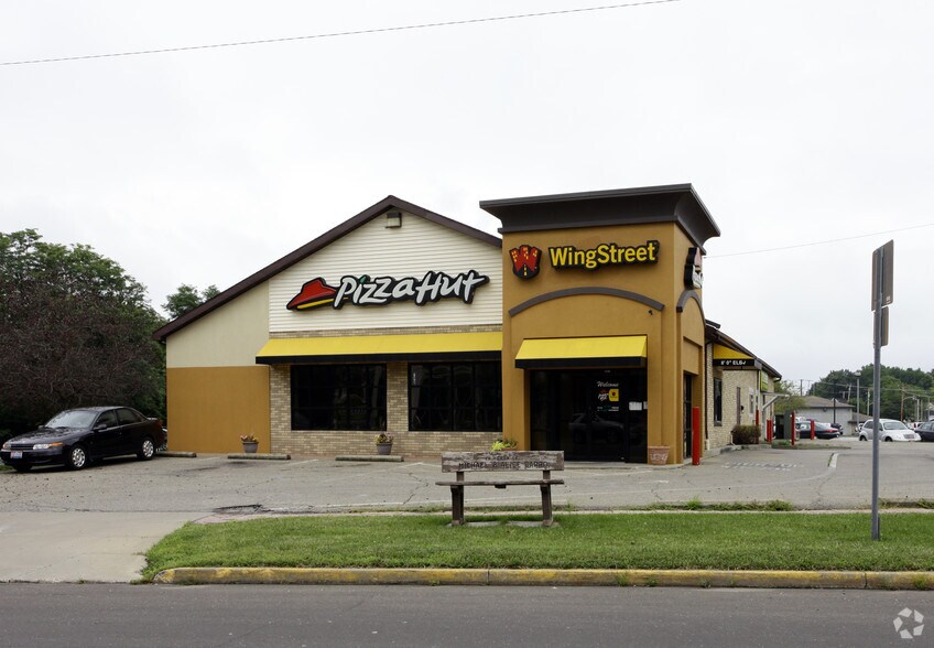 Primary Photo Of 115 W Broad St, Newton Falls Fast Food For Lease