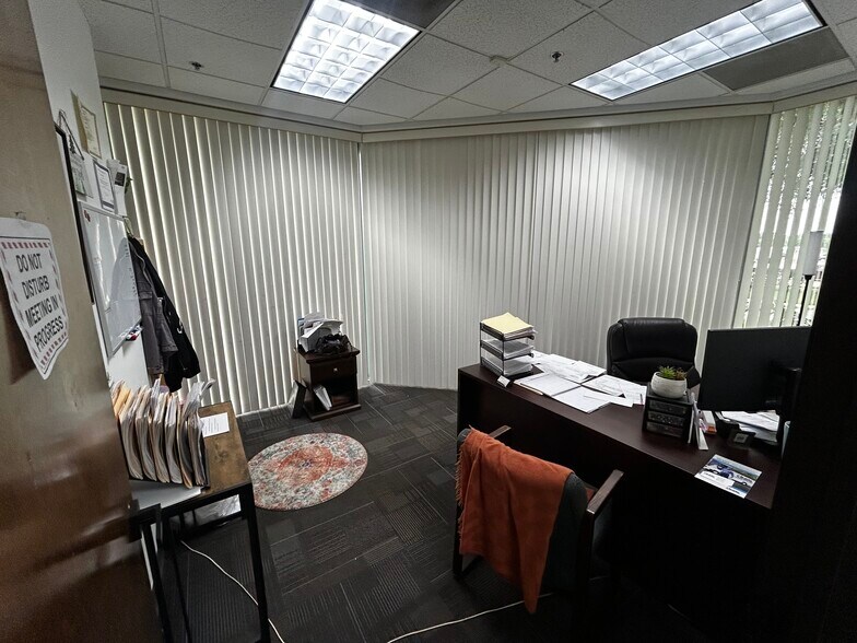 More Photos Of 8249 Parkline Blvd, Orlando Warehouse For Lease