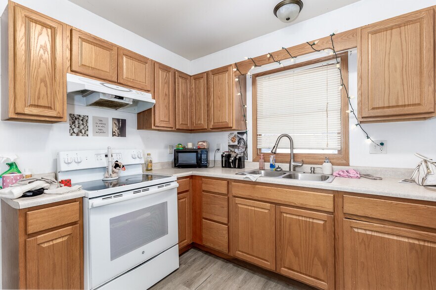 More Photos Of 415 N Sycamore St, Somonauk Apartments For Sale