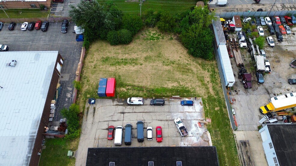 More Photos Of 115 E University Dr, Arlington Heights Warehouse For Lease