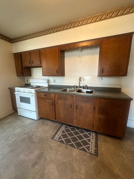 More Photos Of 418 E Washington St, Arma Storefront Retail Residential For Sale