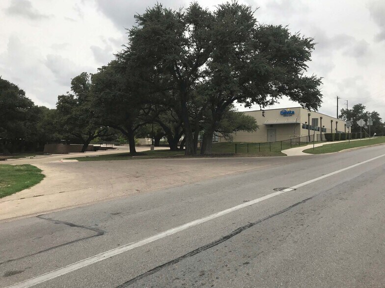 More Photos Of 7912 Cameron Rd, Austin Medical For Lease