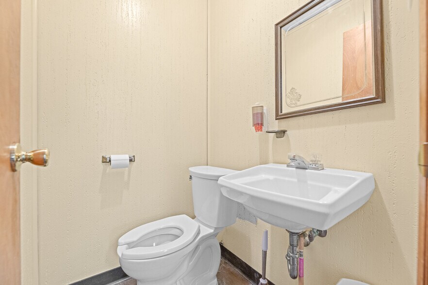 More Photos Of 293 N Ellsworth Ave, Salem Medical For Sale
