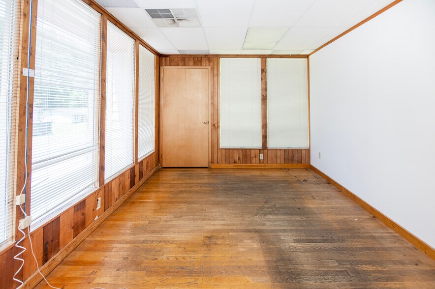 More Photos Of 401 Hillcrest St, Clinton Office For Sale