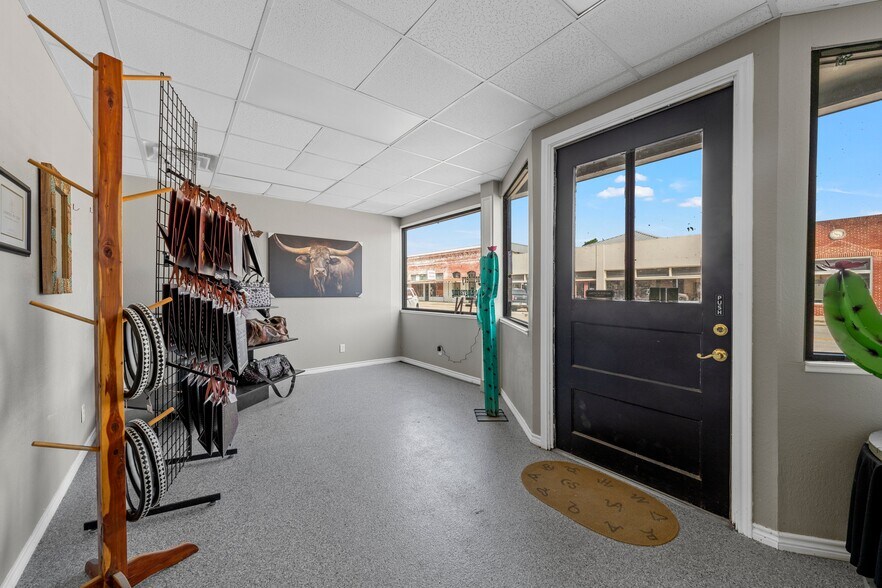More Photos Of 219 Ave C, Rosebud General Retail For Sale