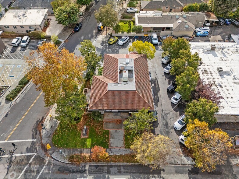 More Photos Of 2750 Middlefield Rd, Palo Alto Office For Lease