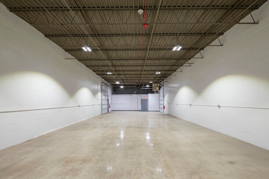 More Photos Of 1084 Industrial Dr, Bensenville Warehouse For Lease