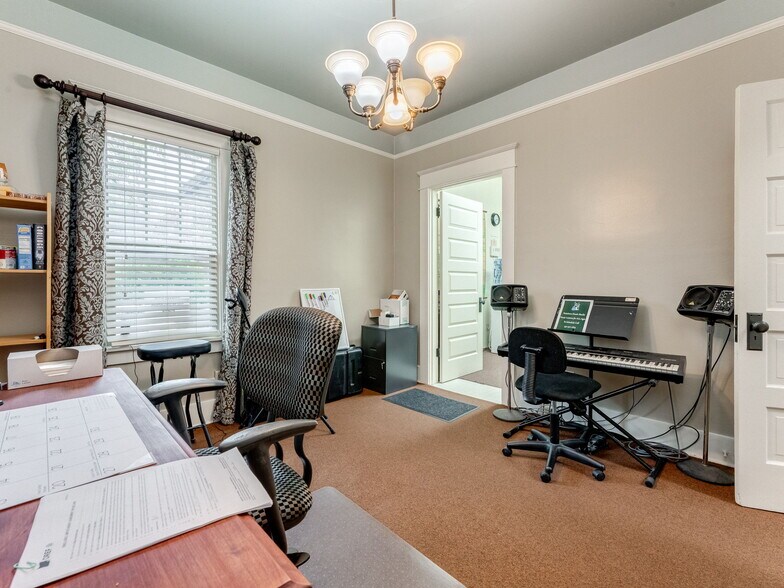 More Photos Of 737 NW Adams St, McMinnville Office For Sale
