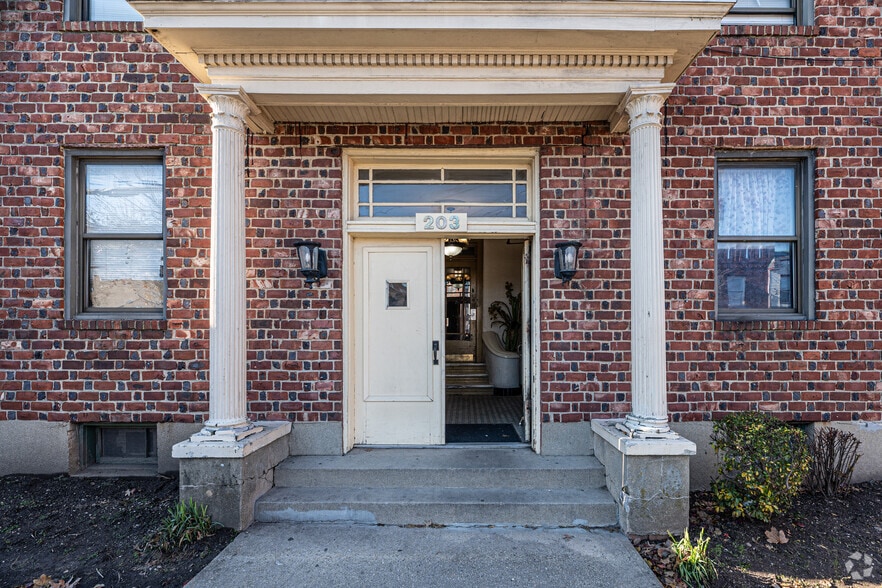 More Photos Of 203 Willis Ave, Mineola Apartments For Sale