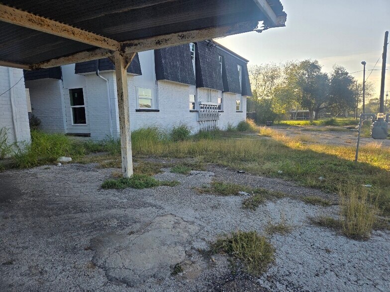 More Photos Of 1200 E Houston St, Beeville Apartments For Sale