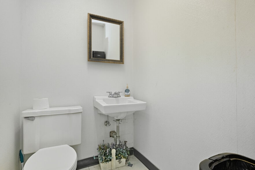 More Photos Of 11 Lucon Dr, Deer Park Showroom For Sale