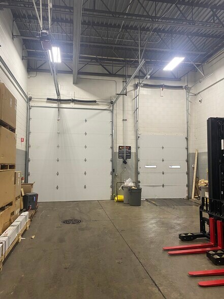More Photos Of N52W13821 Northpark Dr, Menomonee Falls Warehouse For Lease