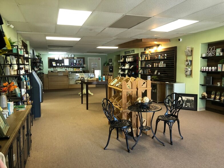 More Photos Of 1977-1989 Santiam Hwy SE, Albany Freestanding For Lease