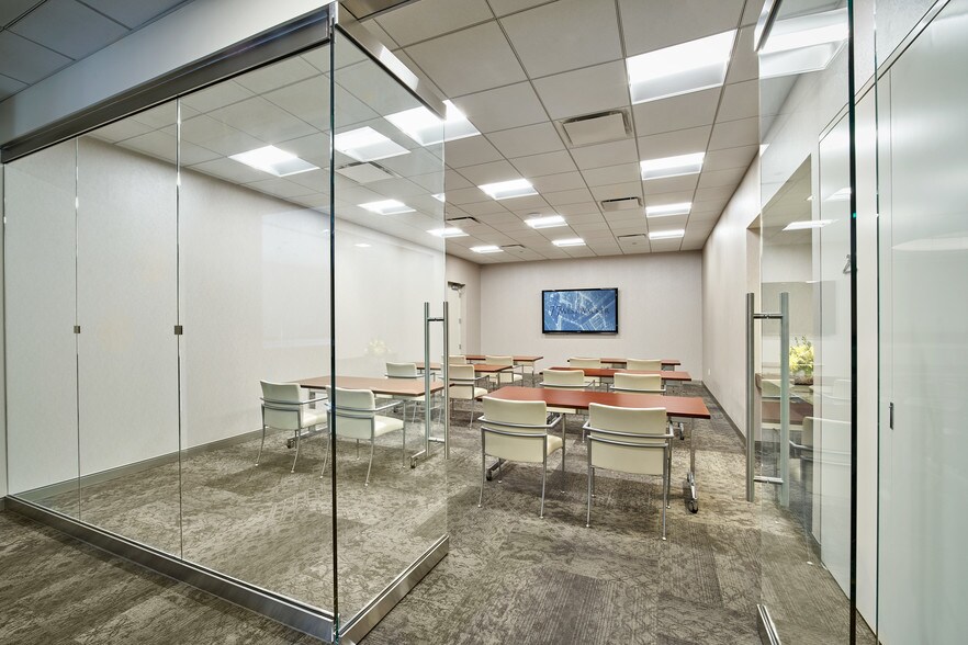 More Photos Of 77 W Wacker Dr, Chicago Office For Lease