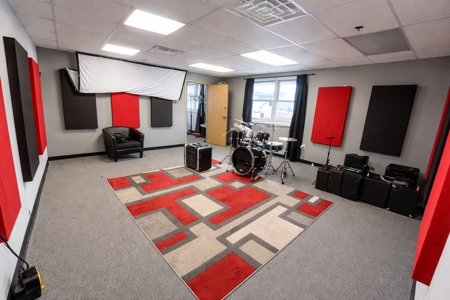 More Photos Of 100 Greenhill Ave, Wilmington Flex For Lease