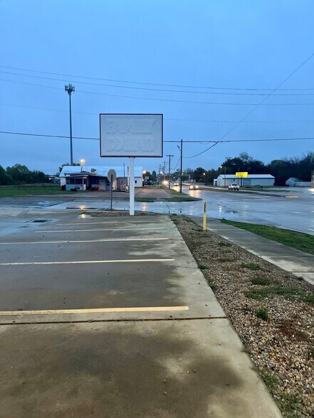 More Photos Of 530 W Main St, Hugo Freestanding For Lease