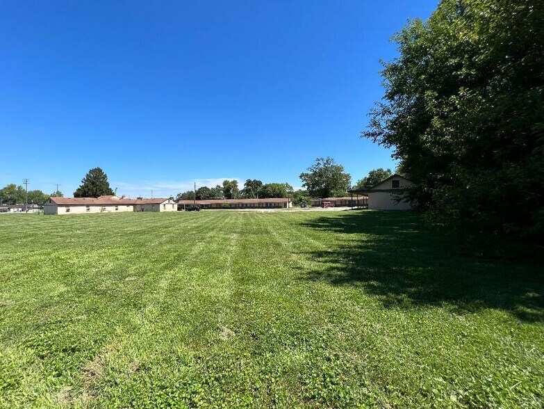 More Photos Of 1560 E 10th St, Jeffersonville Hotel For Sale