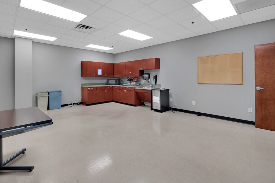 More Photos Of 2600 Stanley Gault Pky, Louisville Light Manufacturing For Lease